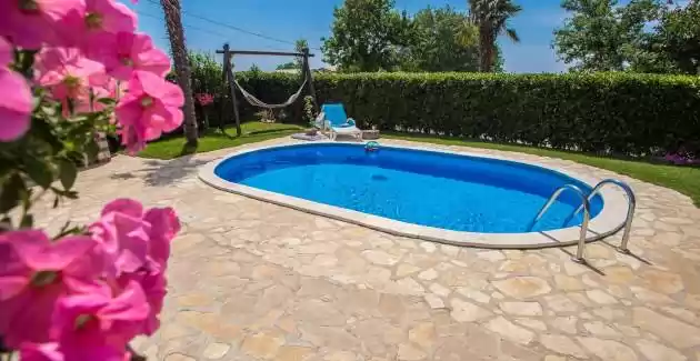 Kuća za odmor Marinela sa privatnim bazenom u ograđenom dvorištu