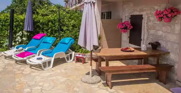 Kuća za odmor Marinela sa privatnim bazenom u ograđenom dvorištu