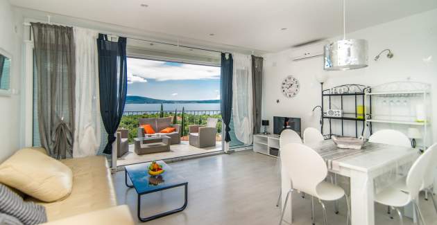 Moderno namješten apartman Suzy Ruzmarin s pogledom na more