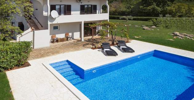 Appartamento Doris con giardino spazioso e piscina privata