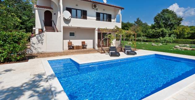 Apartment Doris with private pool and large garden