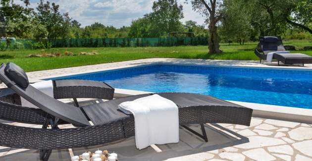 Appartamento Doris con giardino spazioso e piscina privata