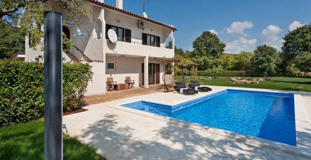 Appartamento Doris con giardino spazioso e piscina privata