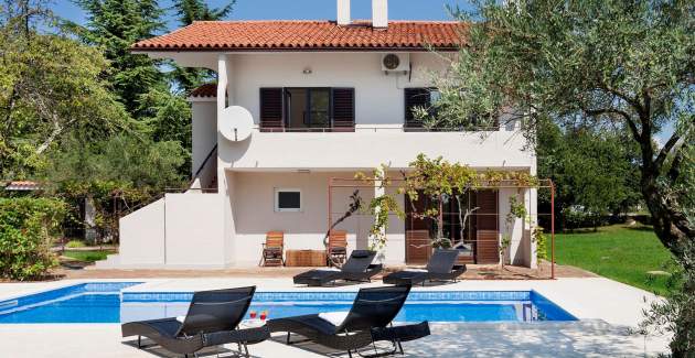 Appartamento Doris con giardino spazioso e piscina privata