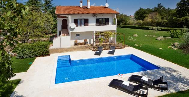 Appartamento Doris con giardino spazioso e piscina privata