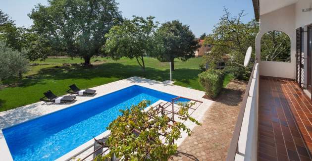 Appartamento Doris con giardino spazioso e piscina privata