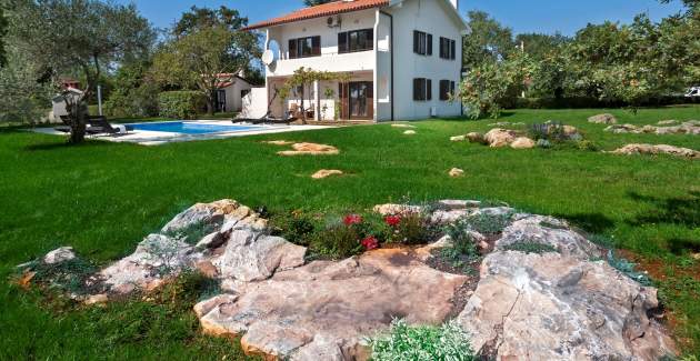 Appartamento Doris con giardino spazioso e piscina privata