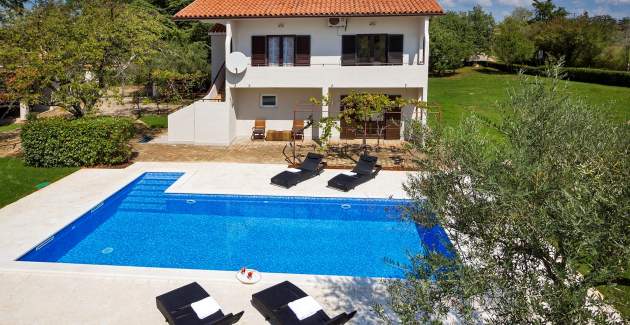 Appartamento Doris con giardino spazioso e piscina privata