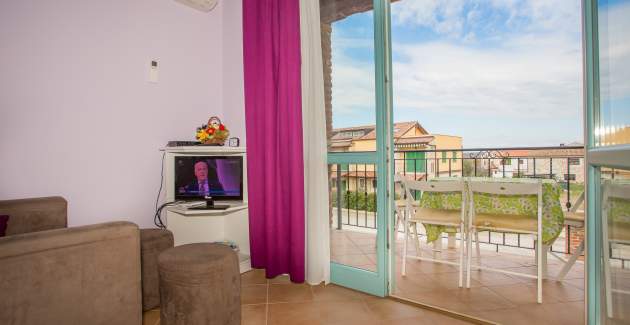 Apartman Tia s balkonom i dijeljenim bazenom u turističkoj zoni Gedici