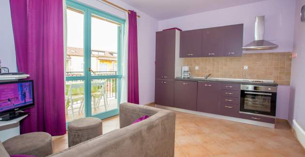 Apartman Tia s balkonom i dijeljenim bazenom u turističkoj zoni Gedici