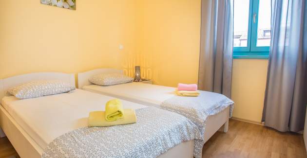 Apartman Tia s balkonom i dijeljenim bazenom u turističkoj zoni Gedici