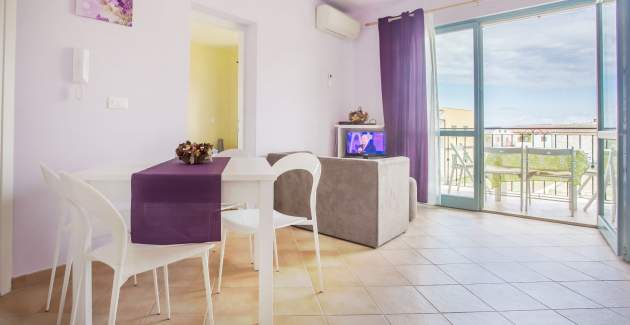 Apartman Tia s balkonom i dijeljenim bazenom u turističkoj zoni Gedici
