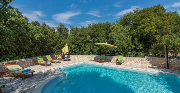 Villa Ana with shared Pool in Resort Vlakovo