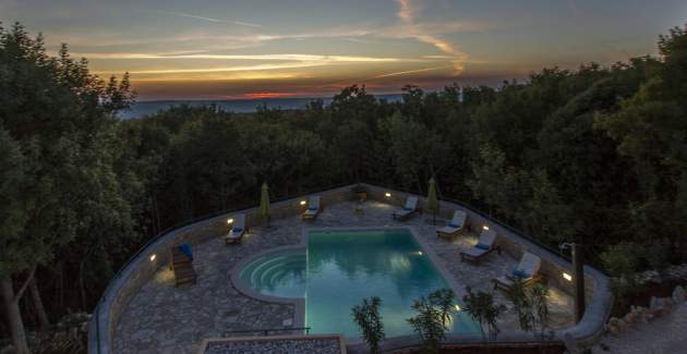 Villa Ana with shared Pool in Resort Vlakovo