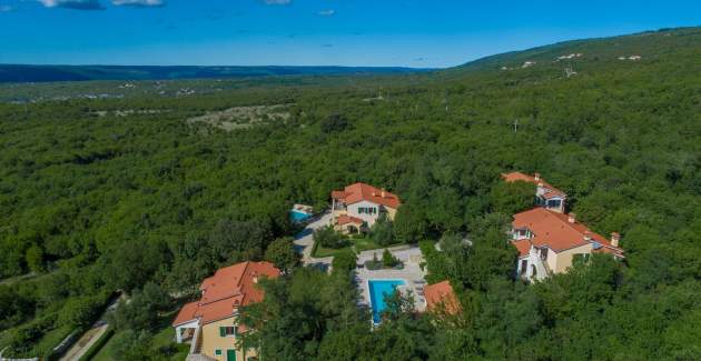 Komfortable Villa Maggie mit Gemeinschaftspool in Resort Vlakovo
