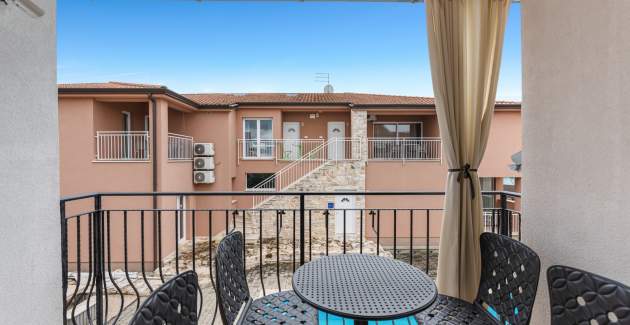Apartment Noemi I - in der Villa Valtrazza mit Gemeinschaftspool