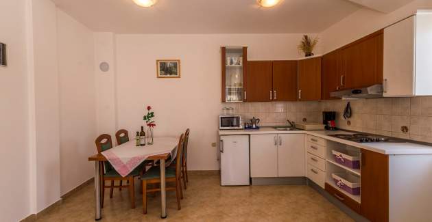 Apartman Noemi I - u vili Valtrazza s zajedničkim bazenom