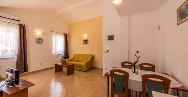 Apartment Noemi I - in der Villa Valtrazza mit Gemeinschaftspool