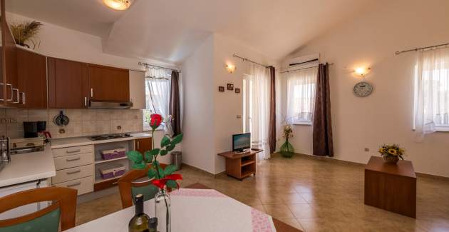 Apartman Noemi I - u vili Valtrazza s zajedničkim bazenom