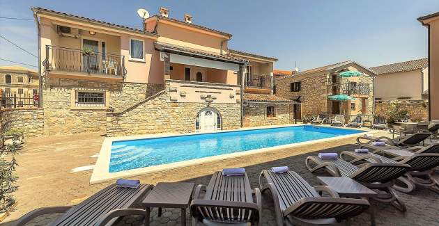 Appartamento Noemi I - a Villa Valtrazza con piscina in comune