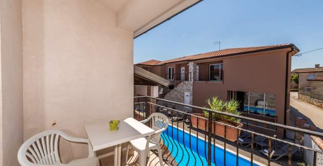 Appartamento Noemi I - a Villa Valtrazza con piscina in comune