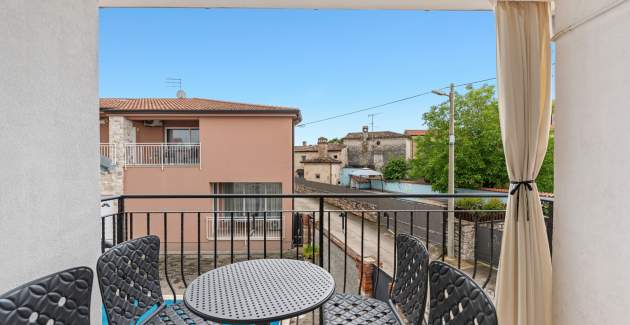 Moderne Ferienwohnung Noemi II in der Villa Valtrazza mit Poolblick