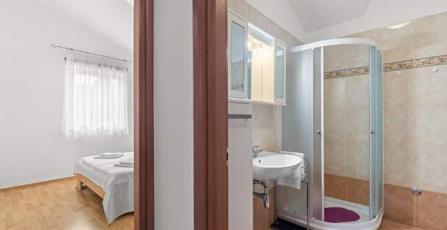 Moderne Ferienwohnung Noemi II in der Villa Valtrazza mit Poolblick