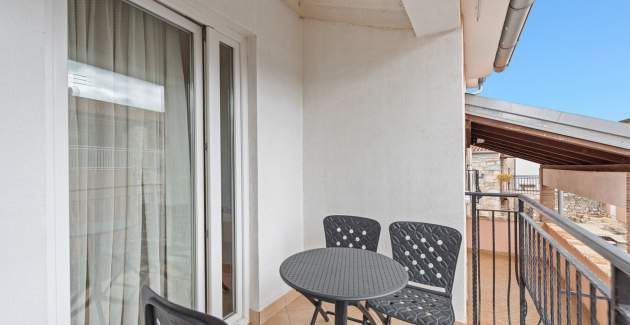Moderne Ferienwohnung Noemi II in der Villa Valtrazza mit Poolblick