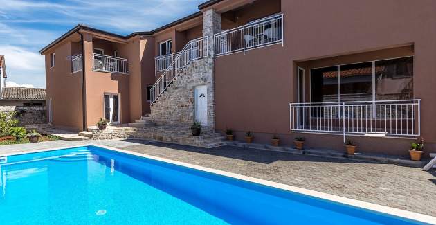 Moderno appartamento Noemi II a Villa Valtrazza con vista piscina