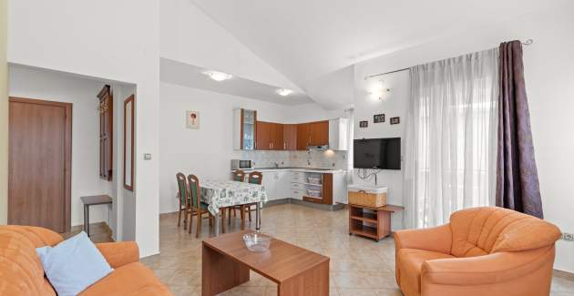 Moderne Ferienwohnung Noemi II in der Villa Valtrazza mit Poolblick