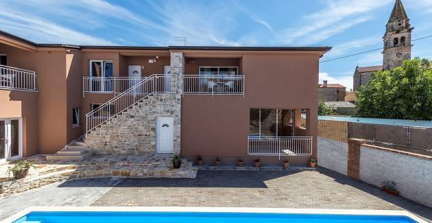 Moderne Ferienwohnung Noemi II in der Villa Valtrazza mit Poolblick