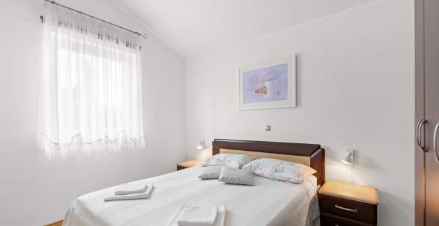 Moderne Ferienwohnung Noemi II in der Villa Valtrazza mit Poolblick