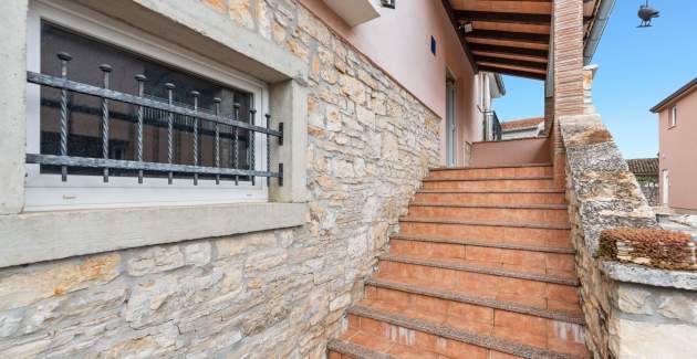 Moderne Ferienwohnung Noemi II in der Villa Valtrazza mit Poolblick