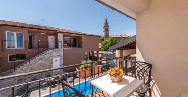 Moderne Ferienwohnung Noemi II in der Villa Valtrazza mit Poolblick