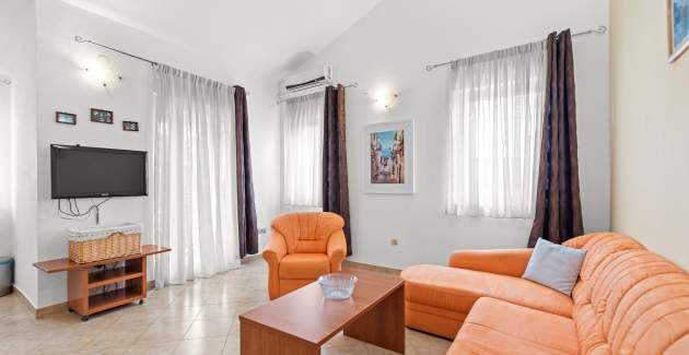Moderne Ferienwohnung Noemi II in der Villa Valtrazza mit Poolblick