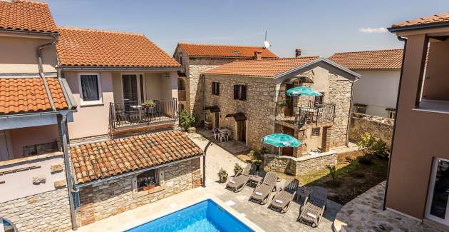 Moderne Ferienwohnung Noemi II in der Villa Valtrazza mit Poolblick