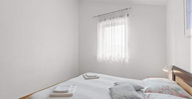 Moderne Ferienwohnung Noemi II in der Villa Valtrazza mit Poolblick