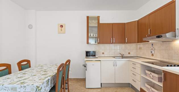 Moderne Ferienwohnung Noemi II in der Villa Valtrazza mit Poolblick