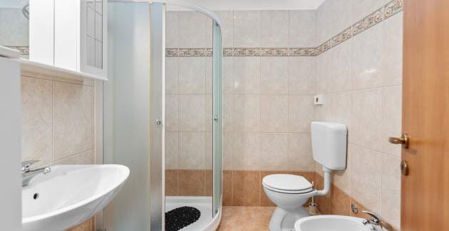 Apartment Noemi III mit 2 Schlafzimmern in der Villa Valtrazza mit Gemeinschaftspool