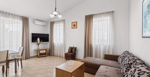 Apartment Noemi III mit 2 Schlafzimmern in der Villa Valtrazza mit Gemeinschaftspool