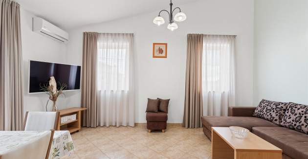 Apartment Noemi III mit 2 Schlafzimmern in der Villa Valtrazza mit Gemeinschaftspool