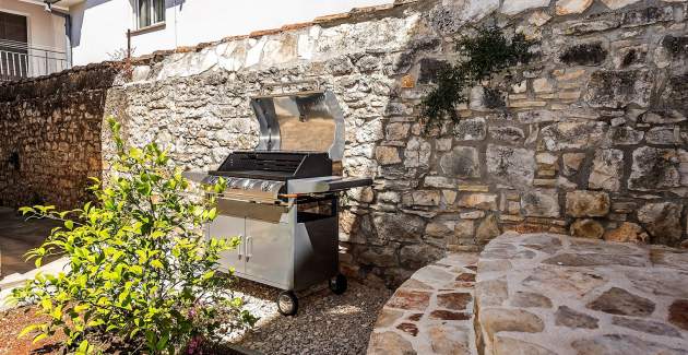 Appartamento Fiorela I a Villa Valtrazza al piano terra con piscina in comune