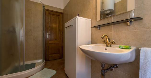 Grazioso appartamento decorato in stile rustico Fiorela II a Villa Valtrazza con piscina comune