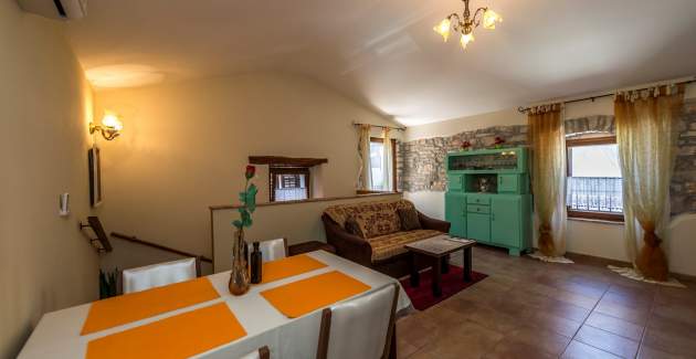 Nice decorated- rustic Apartment Fiorela II in Villa Valtrazza with Common Pool