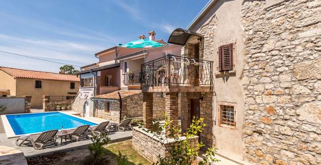 Grazioso appartamento decorato in stile rustico Fiorela II a Villa Valtrazza con piscina comune