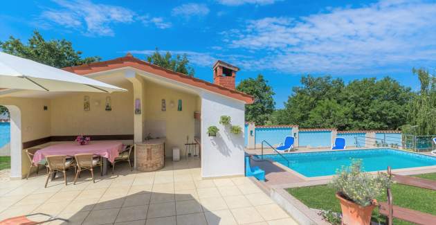 Two-Bedroom Apartment in Villa Anita