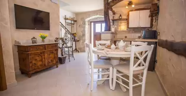 Rustico-casa vacanze Vani con taverna, vicino a Porezo