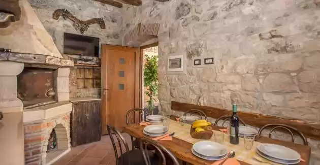 Rustico-casa vacanze Vani con taverna, vicino a Porezo