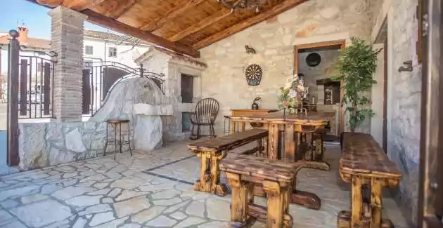 Rustico-casa vacanze Vani con taverna, vicino a Porezo