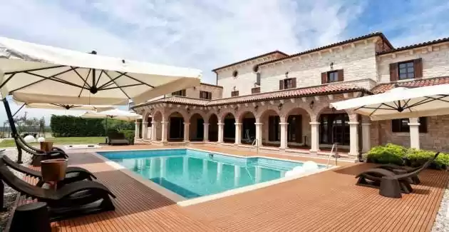 Atemberaubende Villa Carolus mit beheiztem Pool